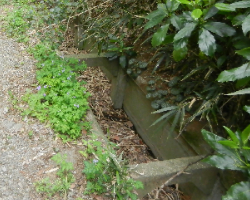 写真:路肩に設置された側溝
